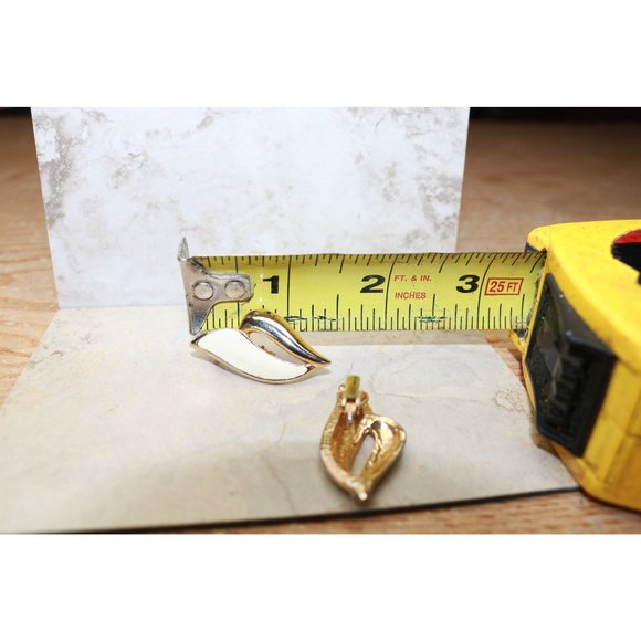 Vintage Elegant Gold tone and Cream Enamel Ribbon Clip on Earrings - Picture 3 of 4